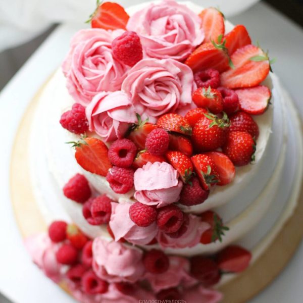кремовый свадебный торт с розами