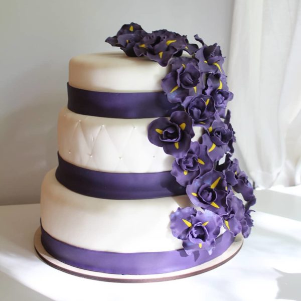 Многоярусный свадебный торт с мастикой
