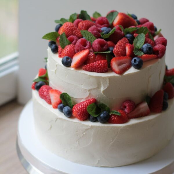 многоярусный торт с ягодами