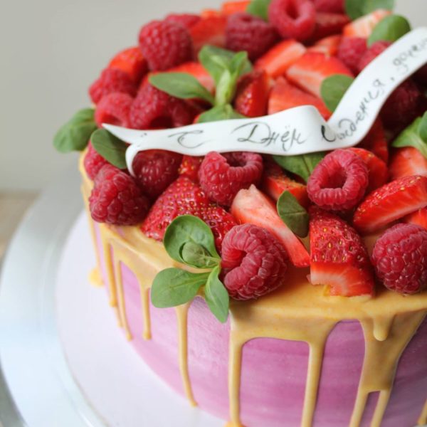 розовый торт